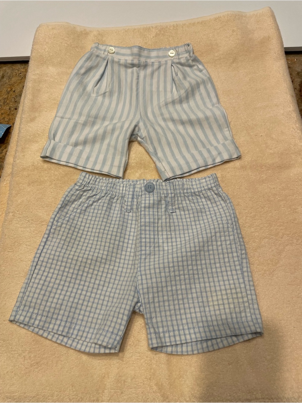 Baby outfits in blue and white. 5 outfits and 3 pairs of shorts - Picture 13 of 13